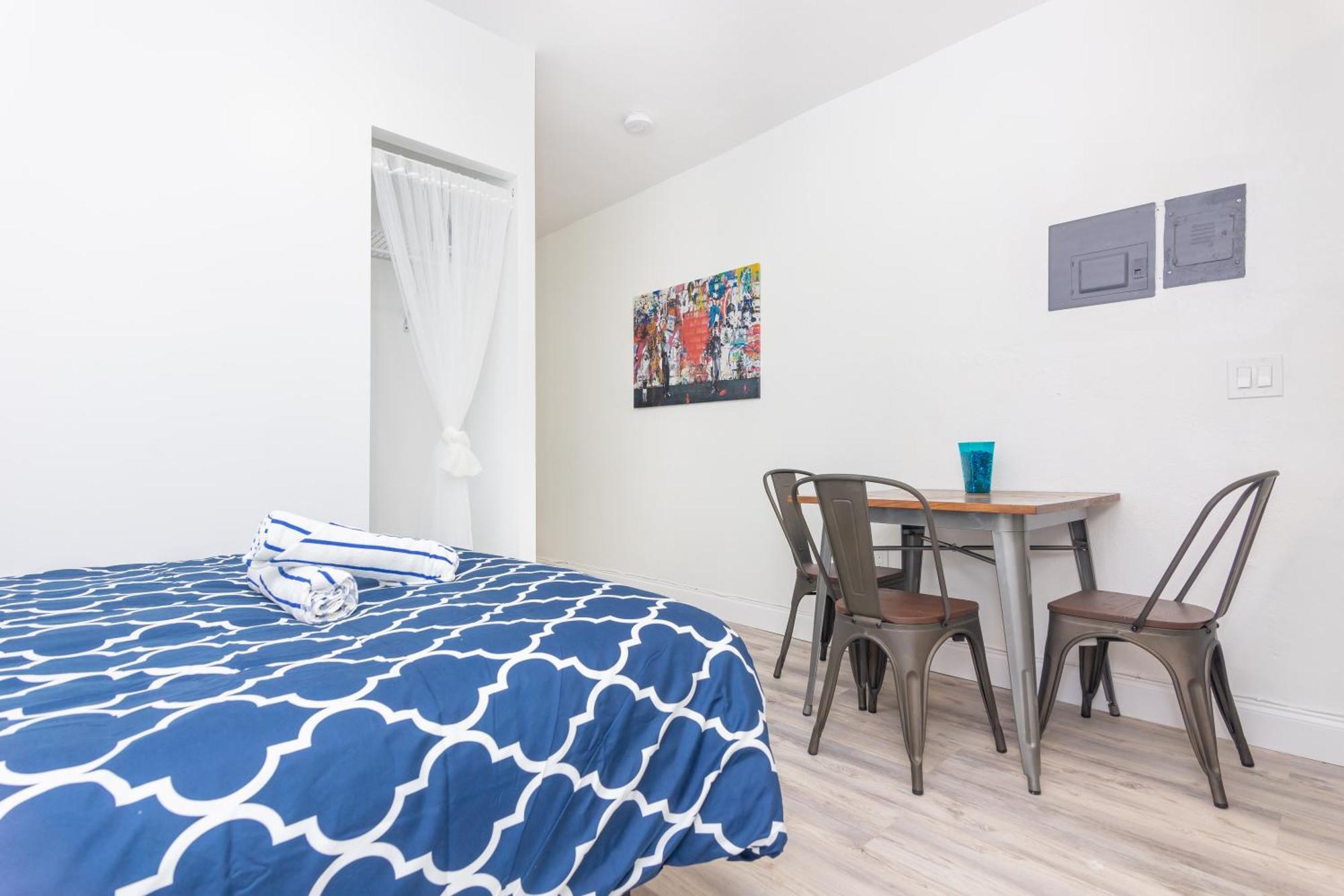 Ocean Drive Deco W/2 Queen Beds, Steps 2 Apartamento